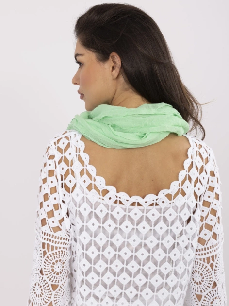 Jasnozielona cienka chusta z marszczeniem