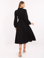 Schwarzes Midi-Kleid mit Puffärmeln.
