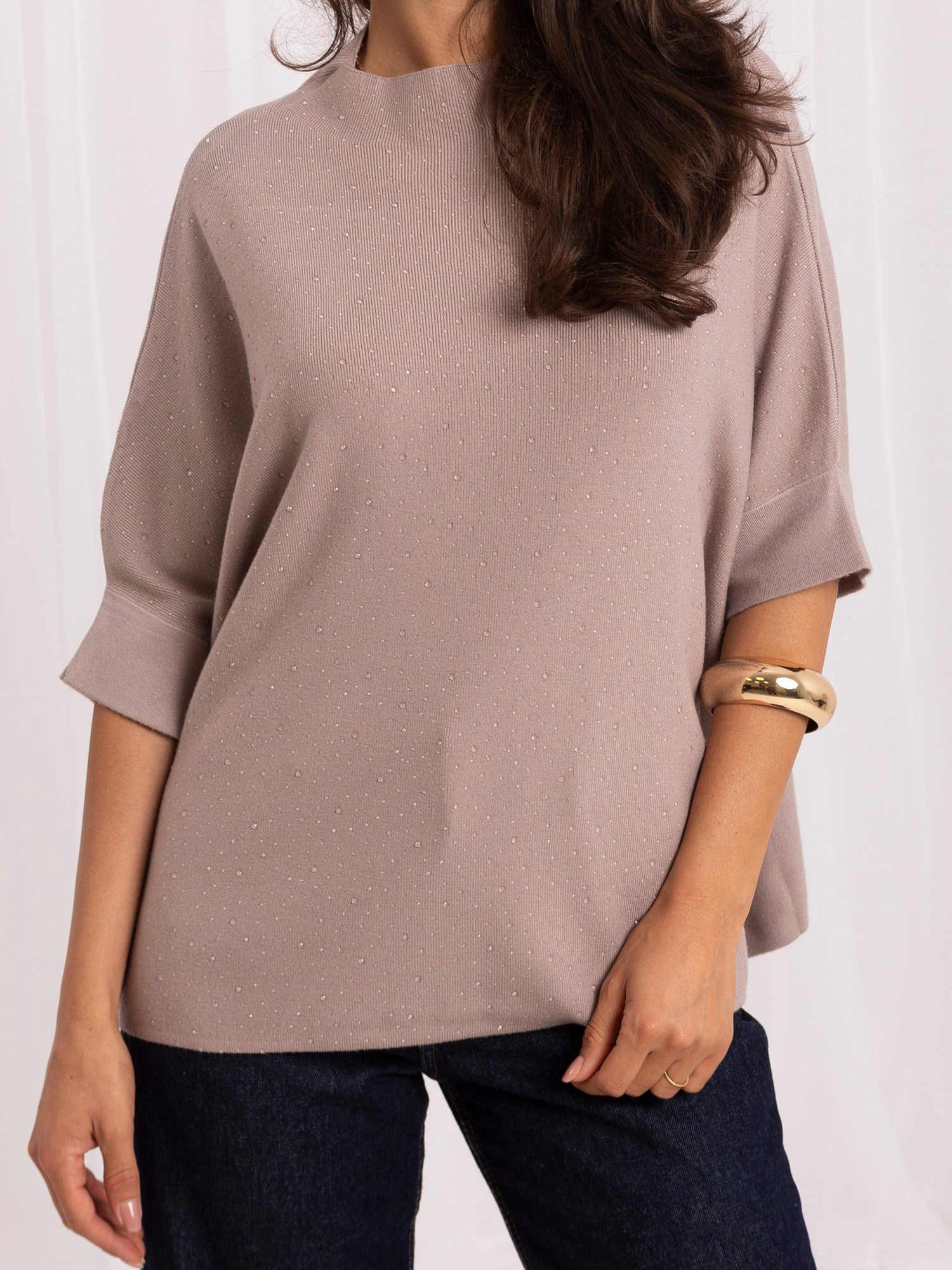 Ciemnobeżowy sweter oversize z aplikacjami 