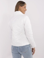 Biała pikowana kurtka damska z kieszeniami 