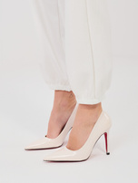 Ecru dresowe spodnie z kwiatową broszką