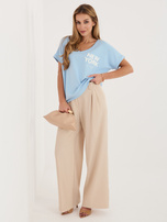 Jasnoniebieska bluzka z kontrastowym napisem