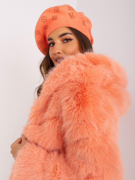 Hurtownia Brzoskwiniowy beret damski z biżuteryjną aplikacją