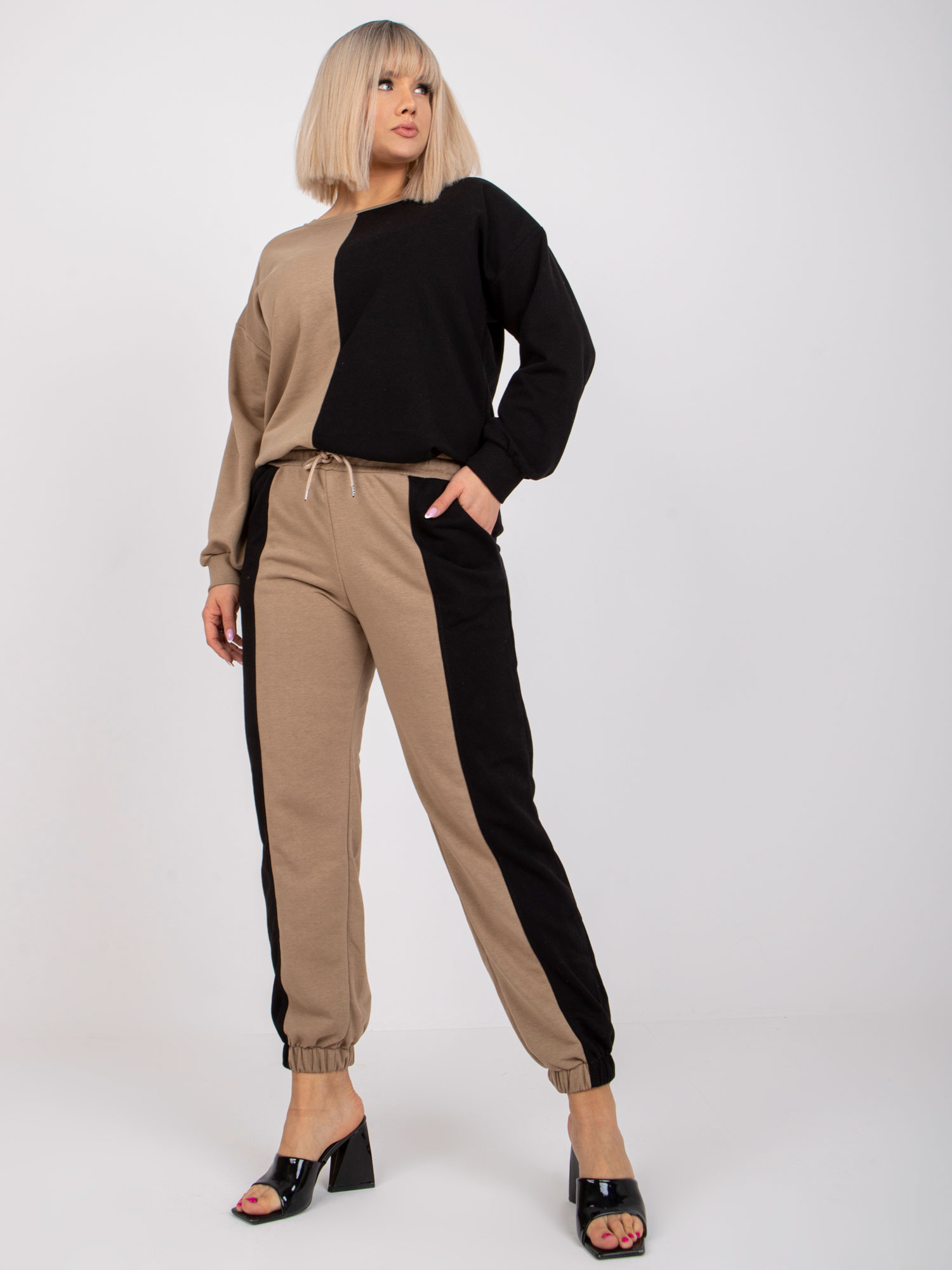 Ciemnobeżowo-czarny komplet dresowy plus size Amishi