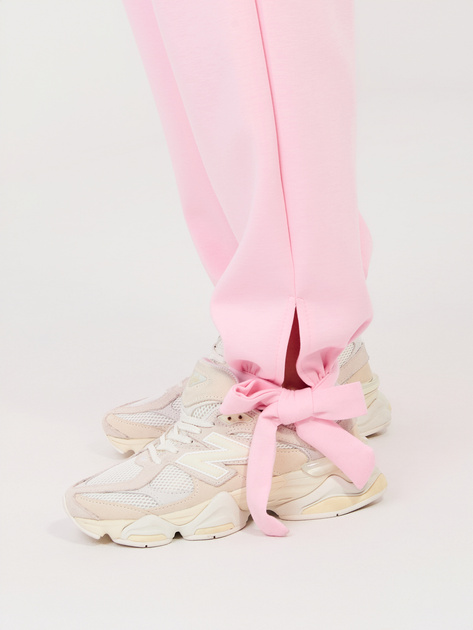 Jasnoróżowe dresowe spodnie wiązane w kostce