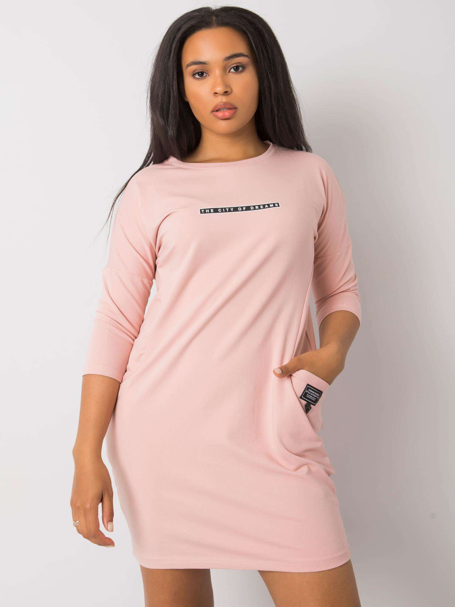 Brudnoróżowa sukienka plus size z kieszeniami Sereia