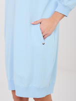 Pastelowa niebieska dresowa sukienka z kieszeniami BASIC FEEL GOOD