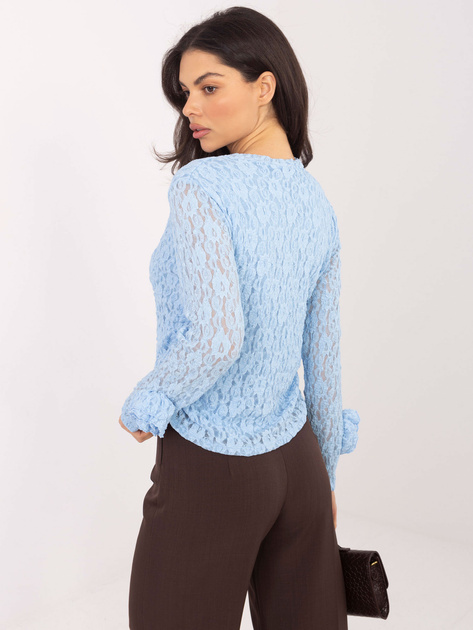 Jasnoniebieska dopasowana bluzka z koronką