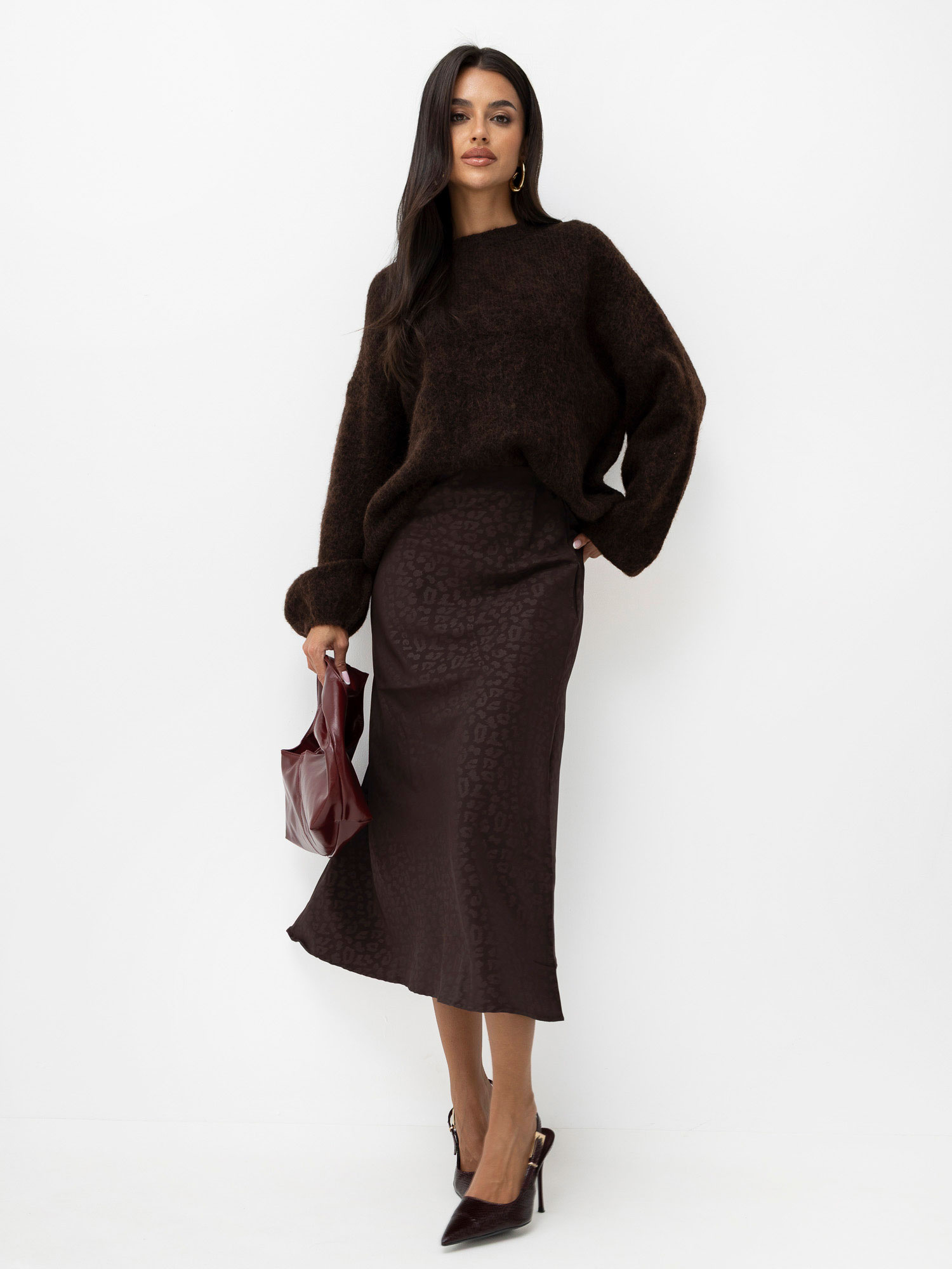 Czekoladowy damski sweter basic o kroju oversize