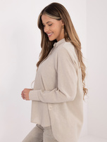 Beige Damenbluse mit längerem Rücken.