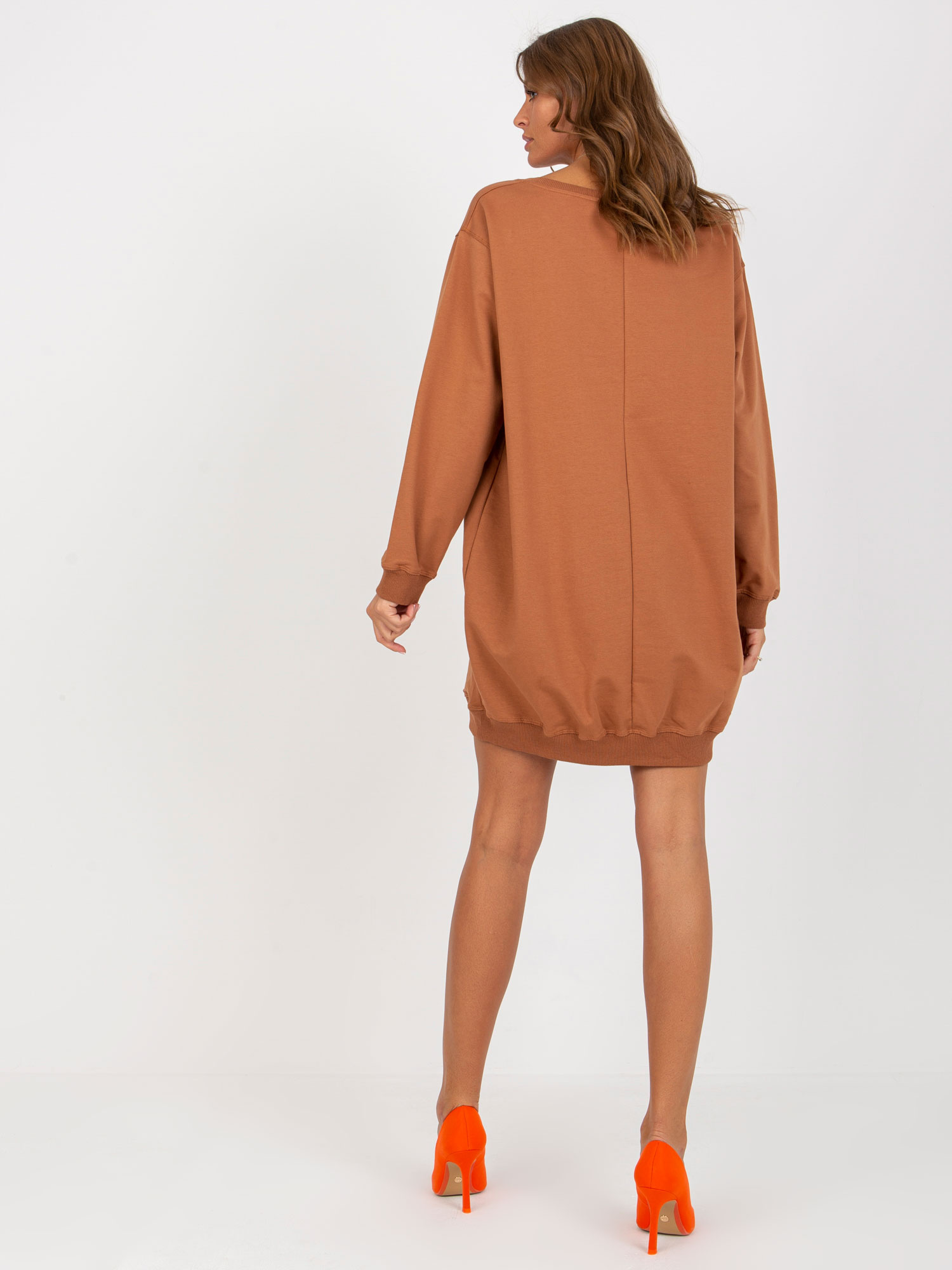Hurt Jasnobrązowo-pomarańczowa długa bluza oversize z nadrukiem 