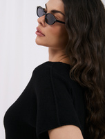 Schwarzer wendbarer Pullover mit rundem Ausschnitt.
