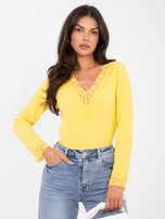 Żółta prążkowana bluzka z dekoltem V