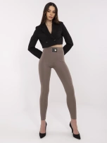 Kawowe damskie legginsy z ozdobną naszywką 