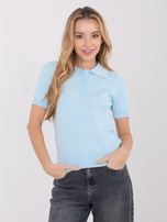 Jasnoniebieski sweter z guzikami przy dekolcie