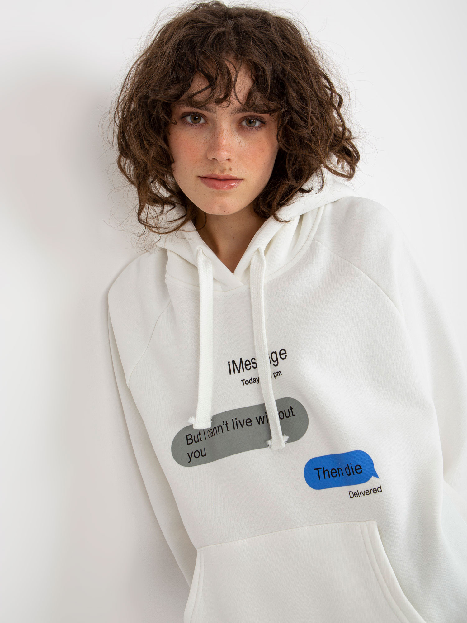 Ecru dresowa bluza oversize kangurka z napisami
