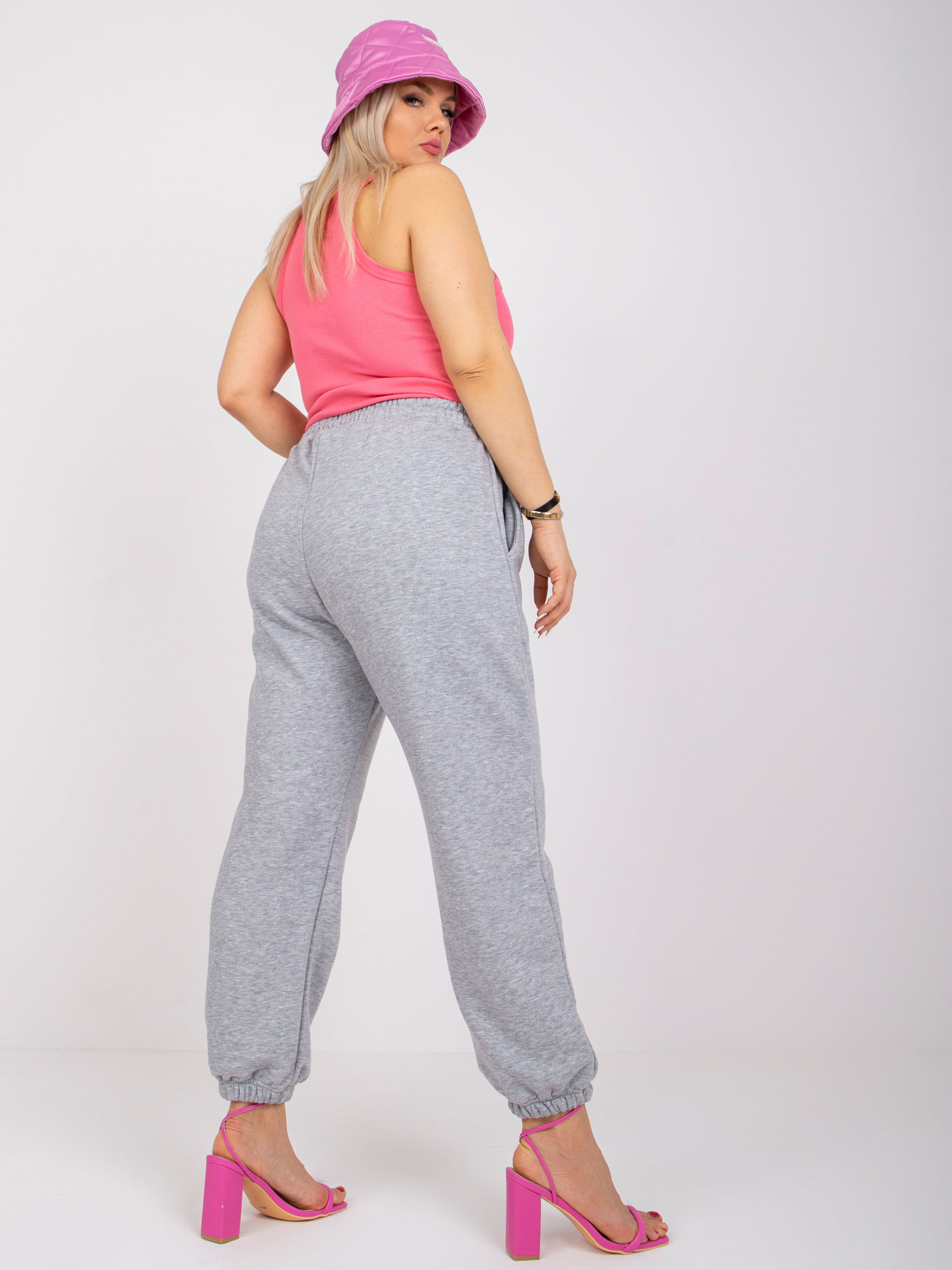 Pilkos melange spalvos plus size medvilninės Ainhoa sportinės kelnės.