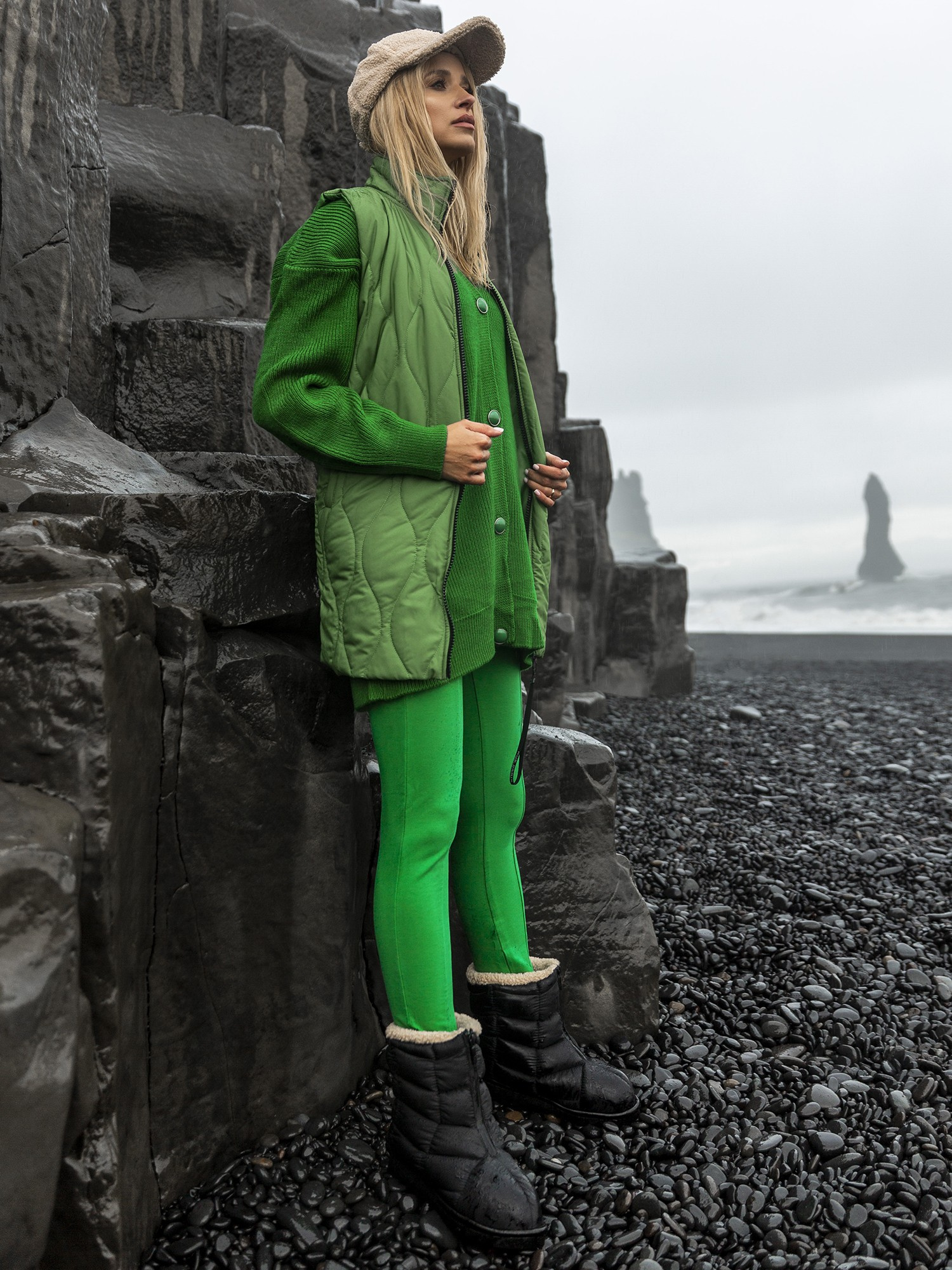 Green basic leggings with a strap under the foot