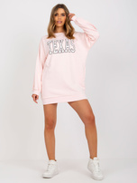 Svetlo roza oversize dresna majica s tiskom.