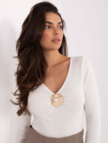 Ecru damski sweter z ozdobnym elementem