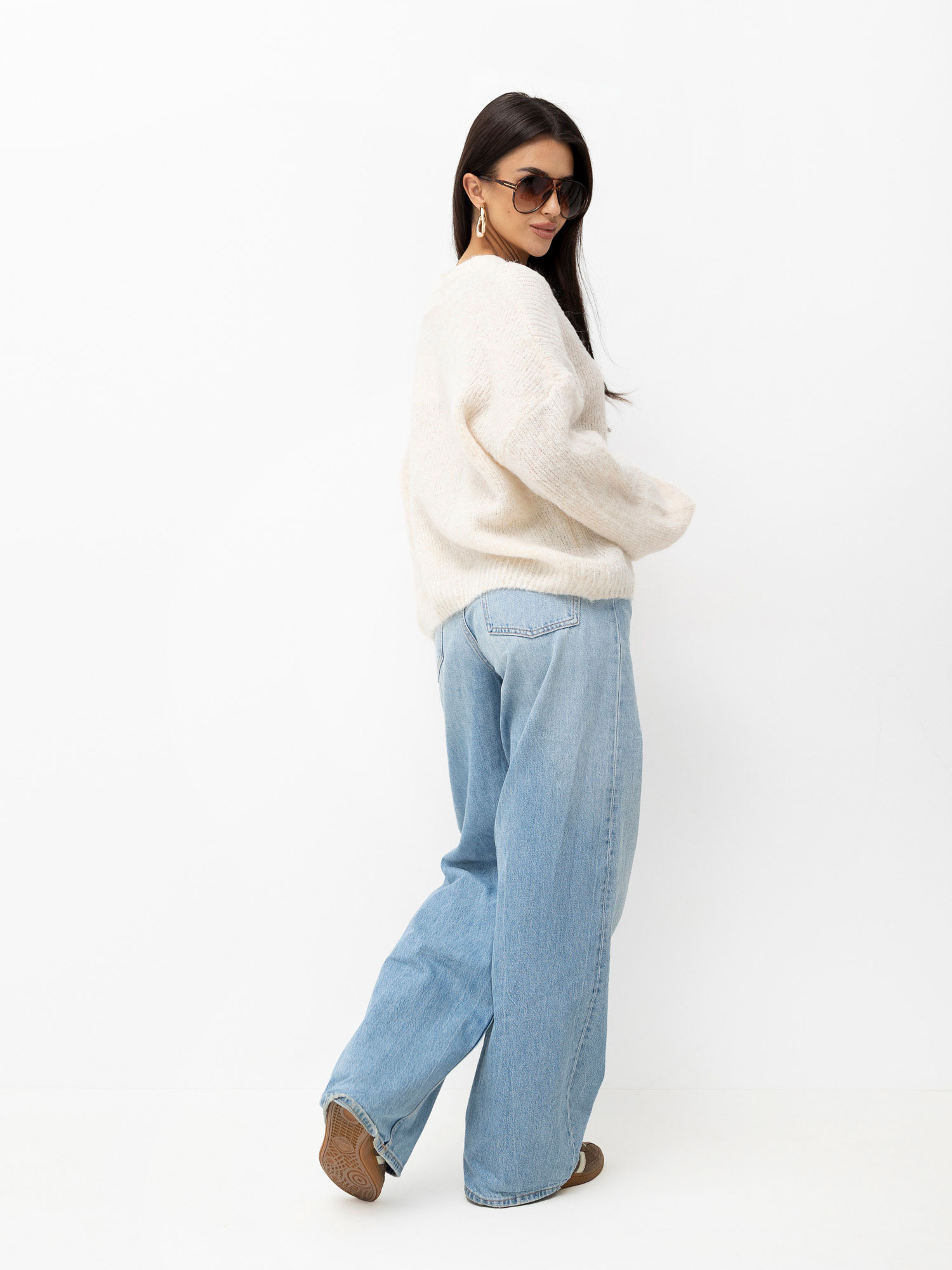 Helle beige Oversize-Pullover mit Puffärmeln.