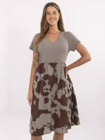 Ciemnobeżowa sukienka z krótkim rękawem