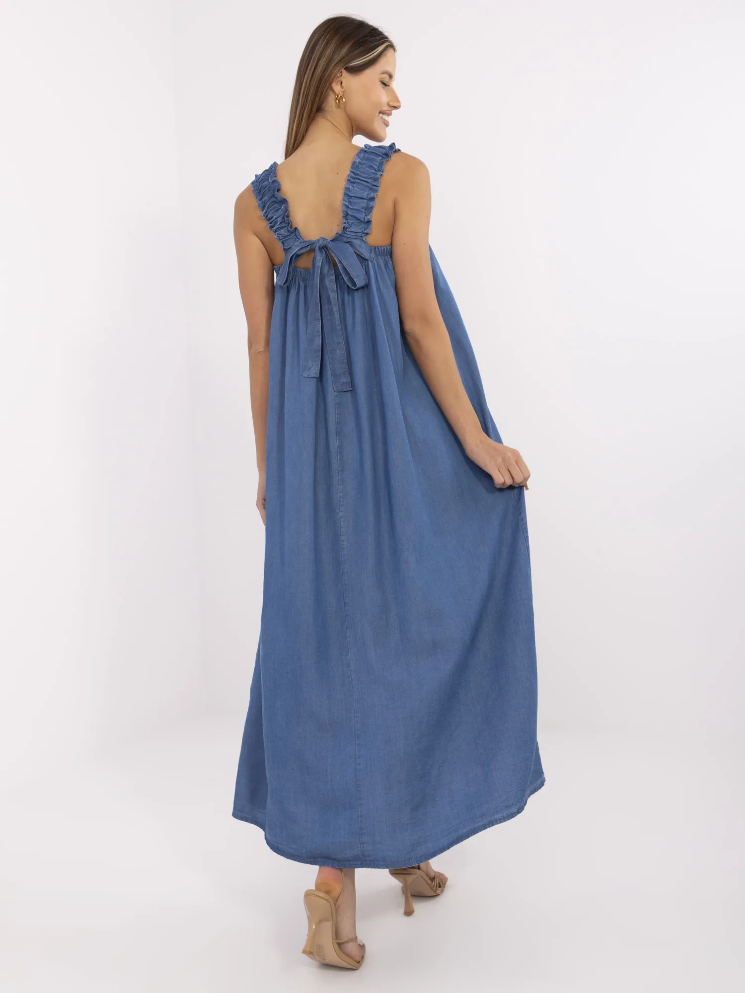 Dunkelblaues Maxikleid aus dünnem Jeansstoff.