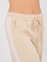 Beżowy dresowy komplet z bluzą w serduszka RUE PARIS