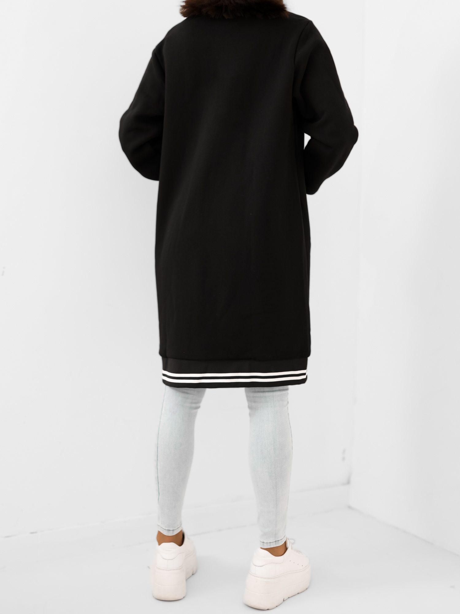 Schwarzer langer Reißverschluss-Pullover mit dem Aufnäher Lucia RUE PARIS.