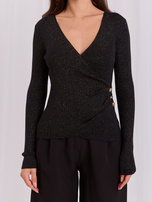 Schwarzer, taillierter Pullover mit Drapierung.