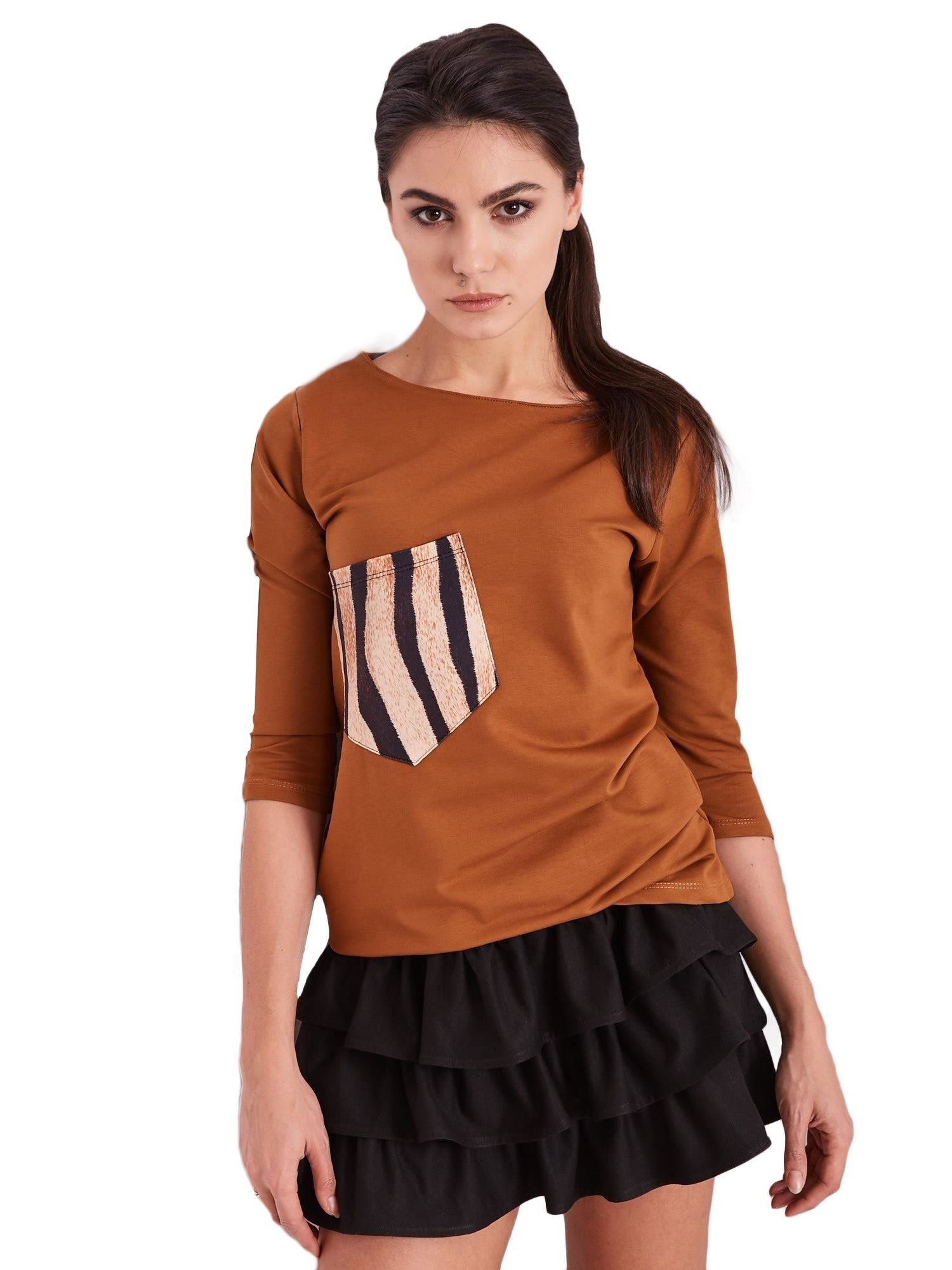 Braune Damenbluse mit Tasche.