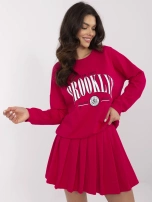 Malinowy dresowy komplet z plisowaną spódnicą