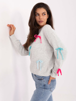 Jasnoszary sweter oversize z długim rękawem