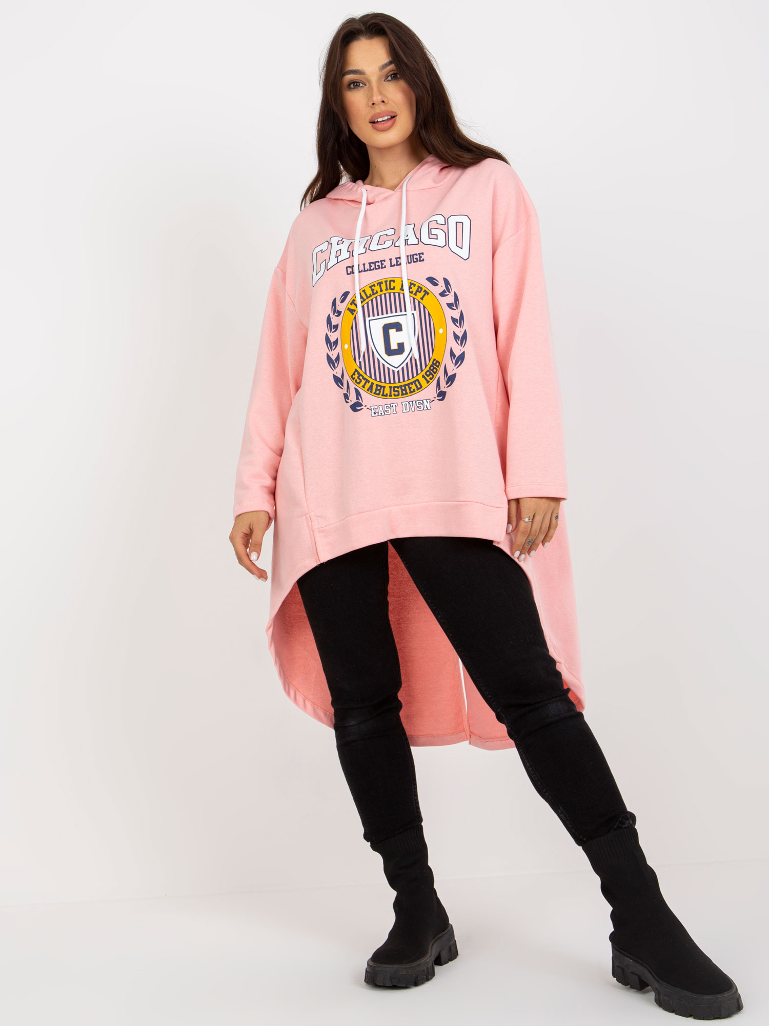 Hurtownia Jasnoróżowa bluza z kapturem i dłuższym tyłem 