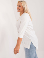 Online velkoobchod Ecru blůzka plus size s nášivkami.