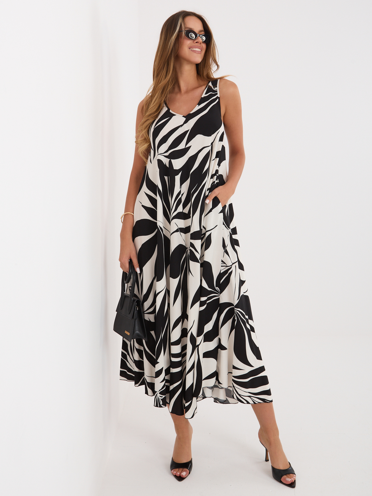 Czarna letnia sukienka z motywem roślinnym 