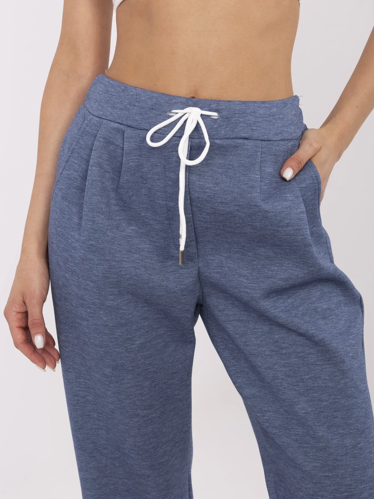 Dunkelblau melierte Hose mit Bindung.