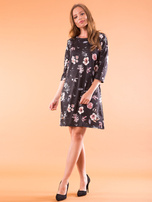Schwarzes Oversize-Kleid mit Blumenmuster.