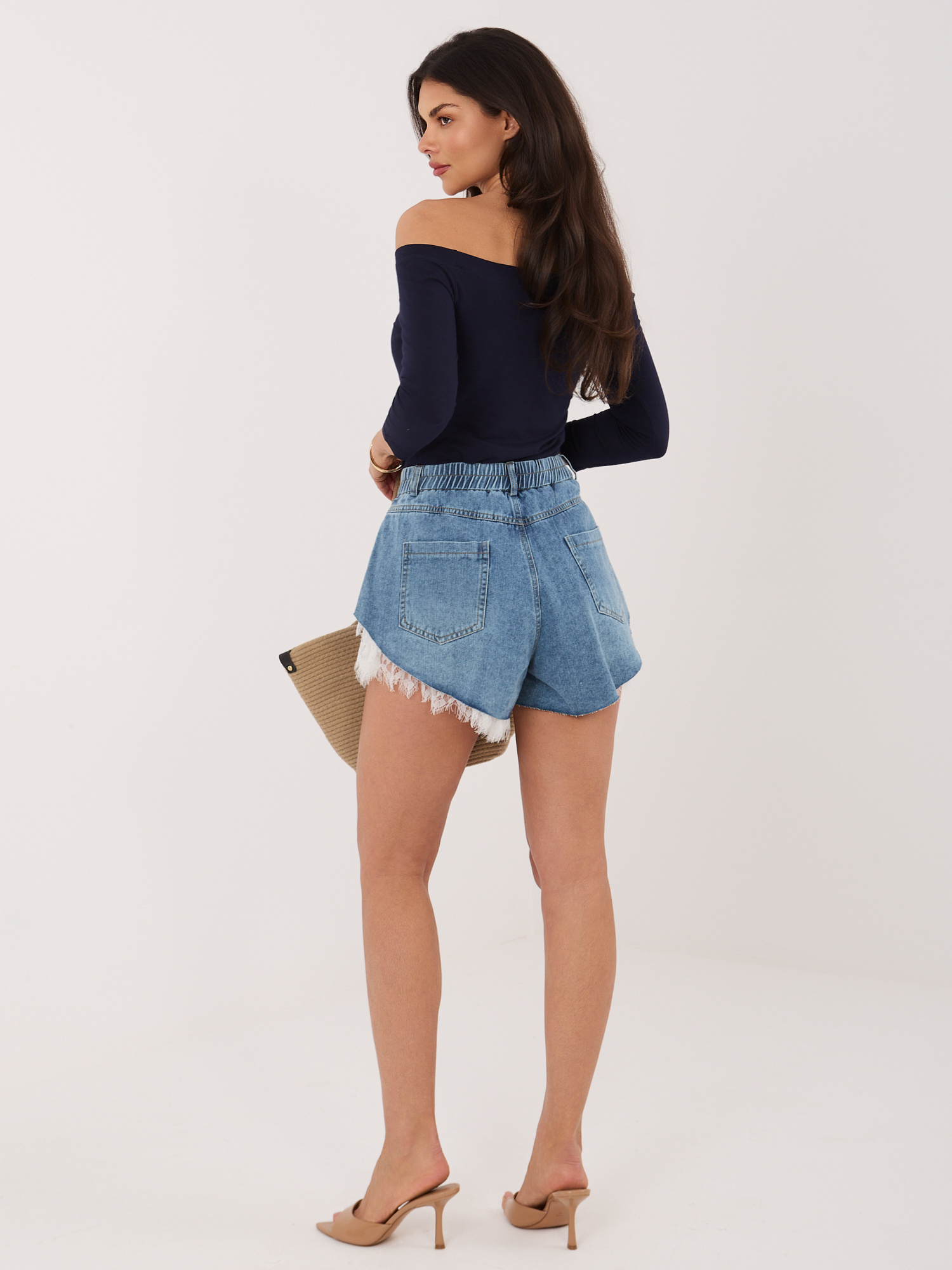 Dunkelblaue Jeansshorts mit Spitze.
