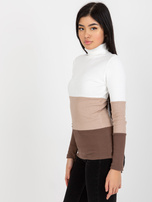 Hurtownia Ecru-brązowa bluzka basic z golfem w prążki 