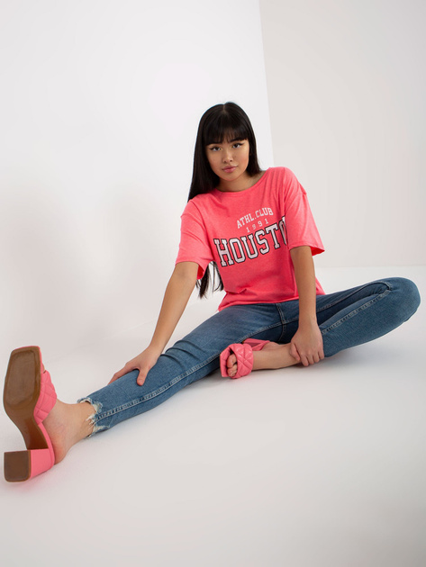 Hurtownia Fluo różowy luźny damski t-shirt z napisem