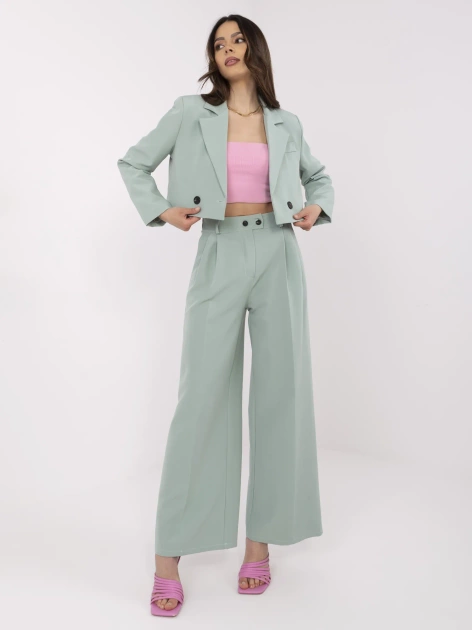 Pistacjowy garnitur z zakładkami na spodniach