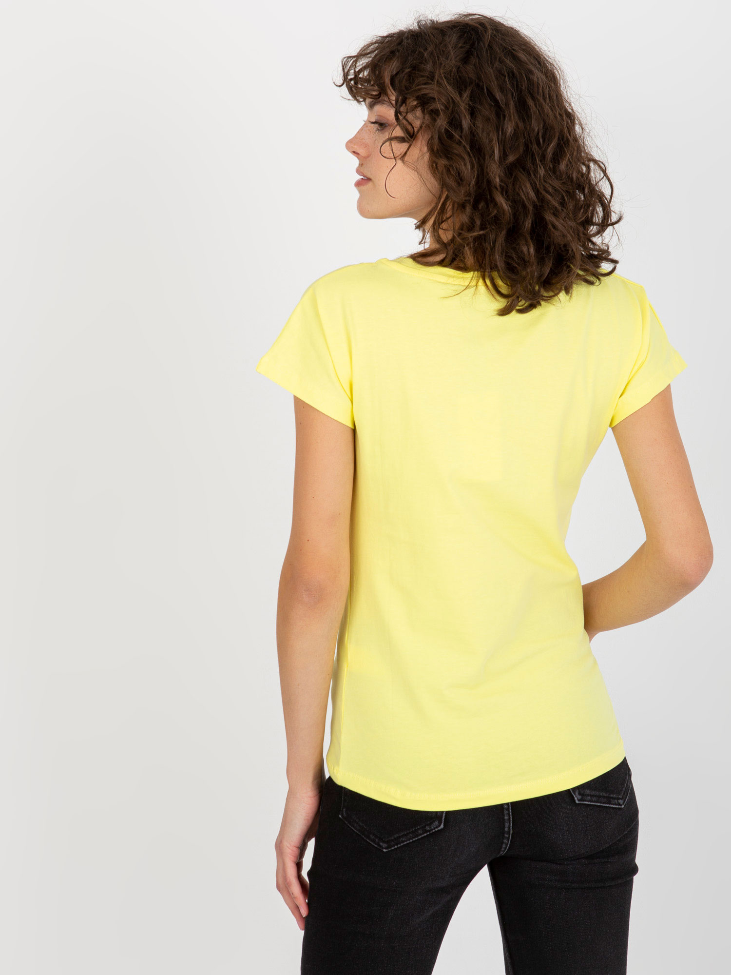 Online-Großhandel hellgelbes glattes Basic-T-Shirt aus Baumwolle.