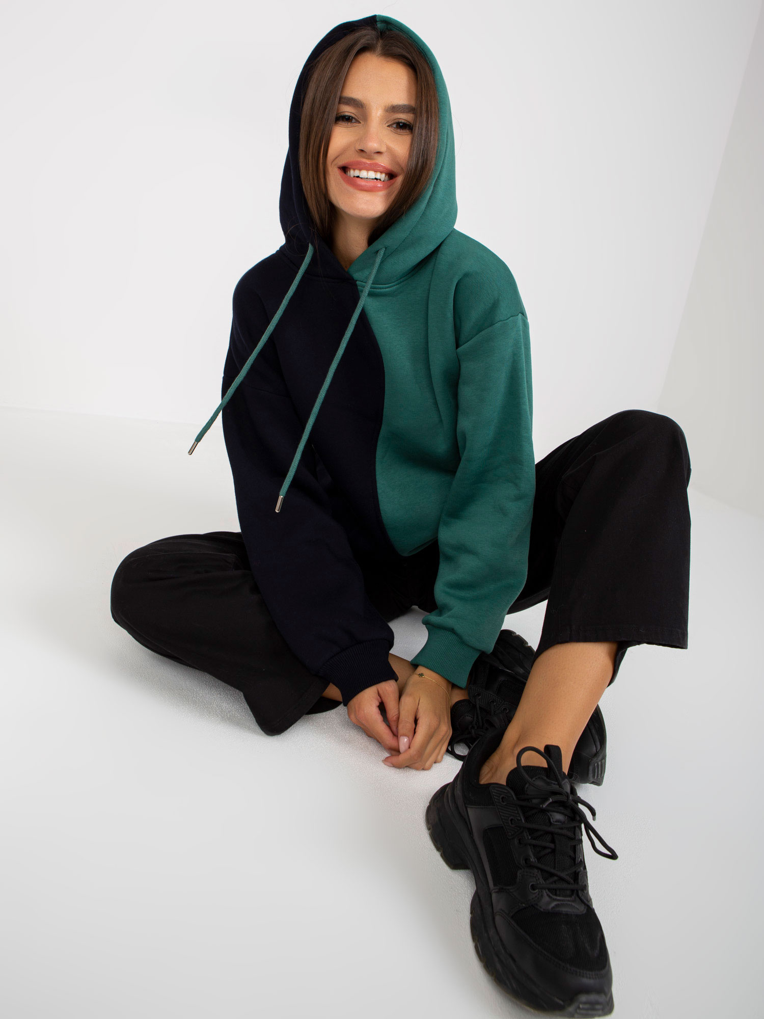 Czarno-zielona bluza damska basic z kapturem RUE PARIS
