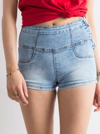 Blaue Jeans-Shorts mit hoher Taille.
