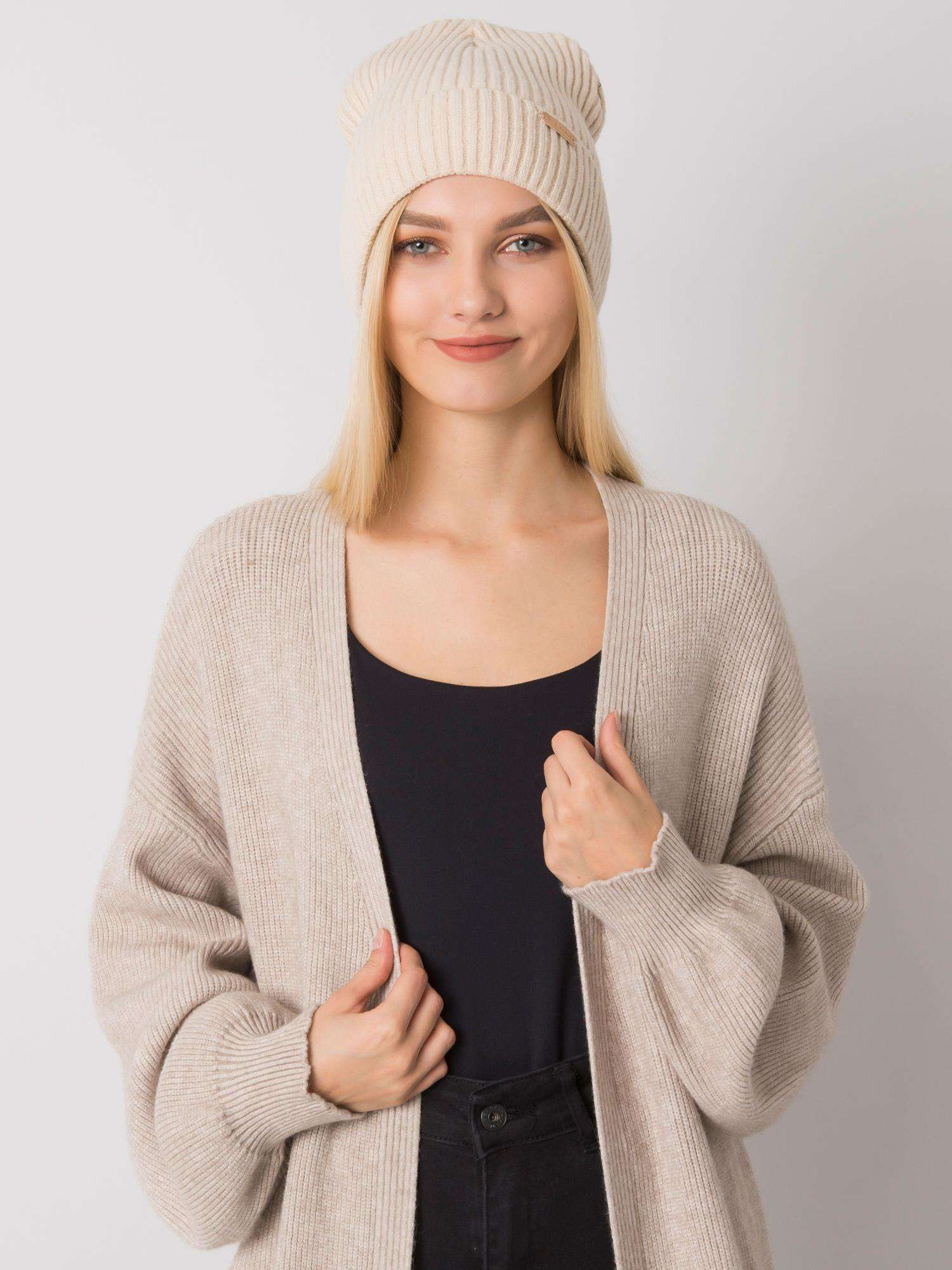 Beżowa czapka damska z dzianiny RUE PARIS