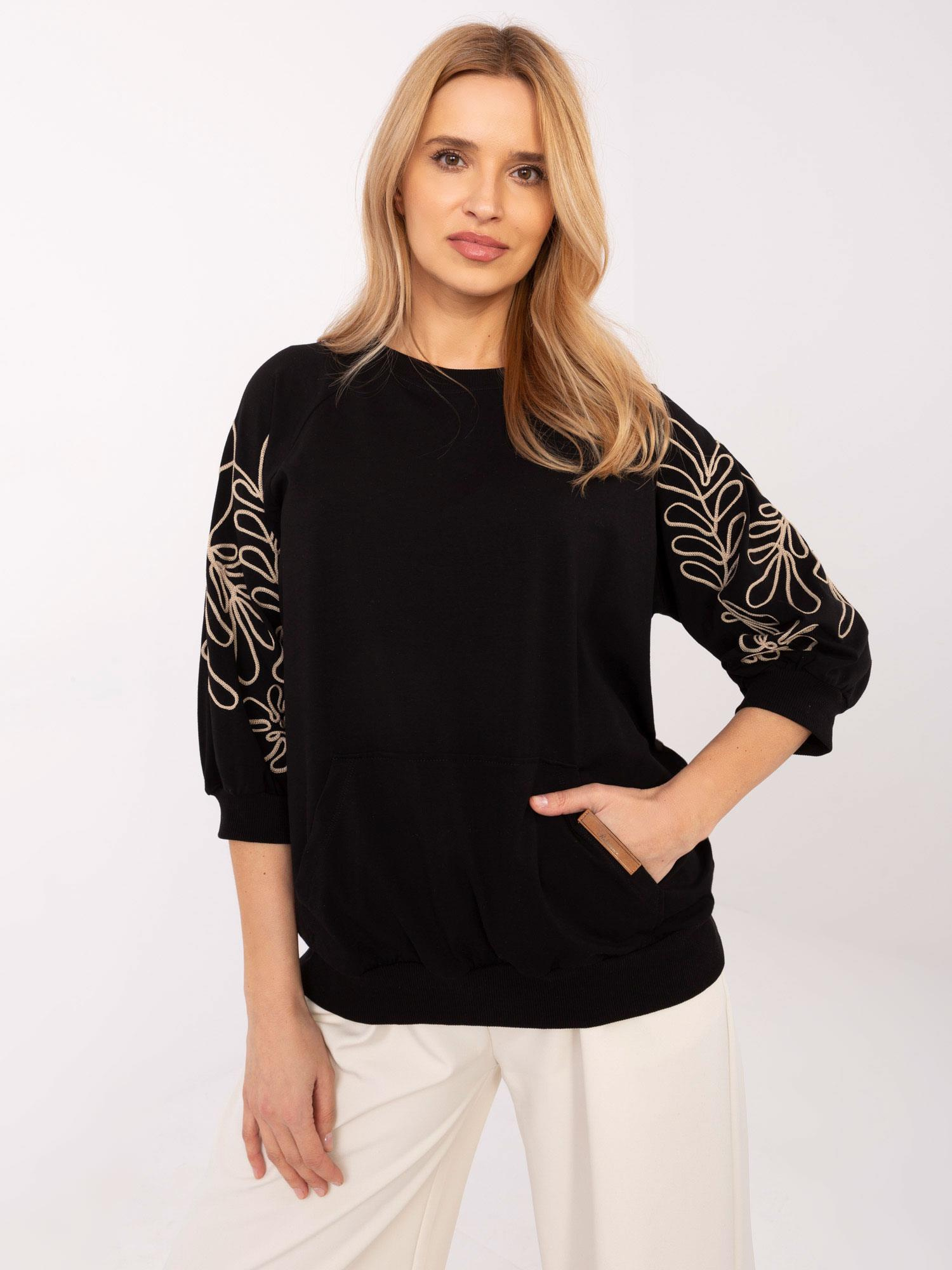 Czarna bluza kangurka z haftem na rękawach RUE PARIS 
