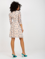 Hurt Beżowa rozkloszowana sukienka z printem i paskiem