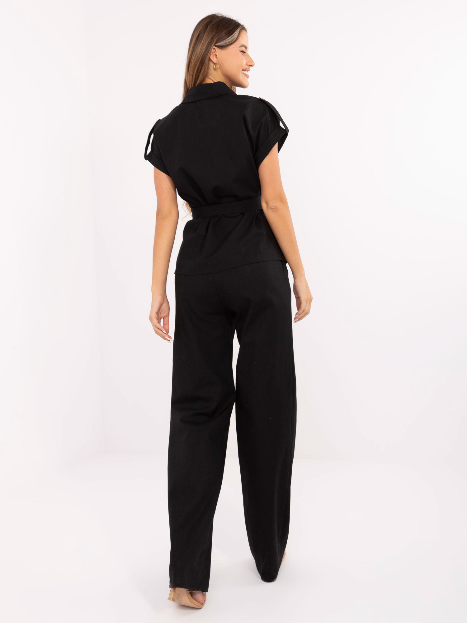 Schwarzes Damen-Set mit Leinenanteil.