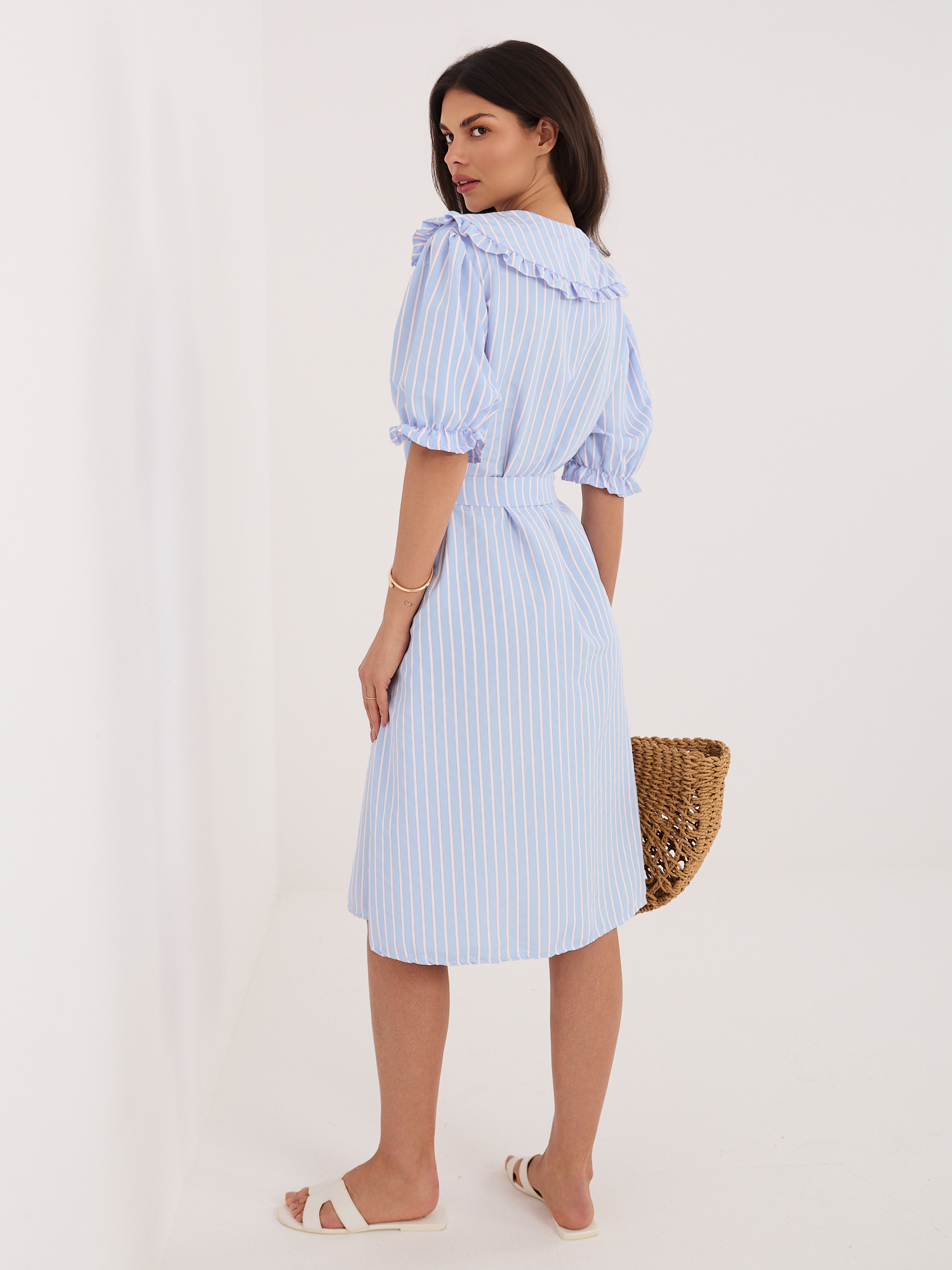 Jasnoniebieska letnia sukienka z bufiastymi rękawami